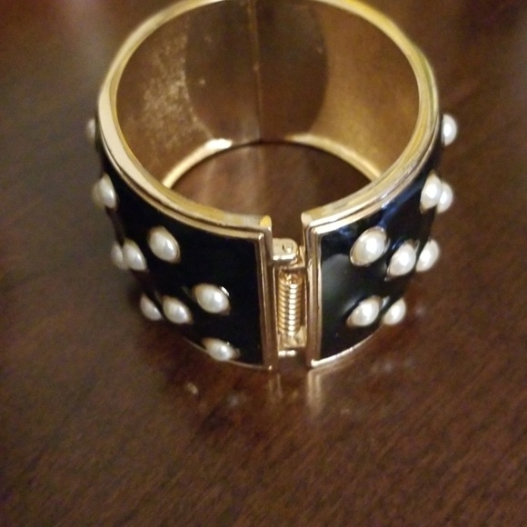 Black, gold, and pearl hinged bracelet - Picture 3 of 6